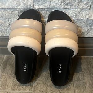 ROAM Cream beige light pink and Black Sandals size 39 / 8 1/2 -9